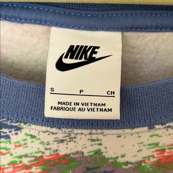 Nike Sportswear Oversized Sweatshirt Multicolor. Cropped. Size Small. PTP: 27”. - Picture 3 of 9